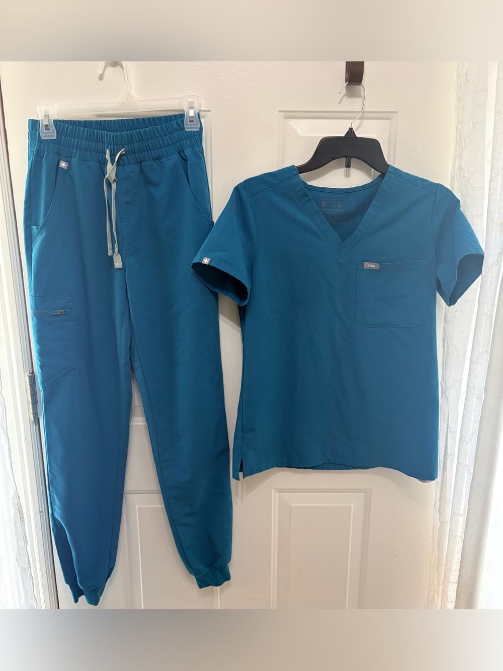 Figs - V-Neck Scrub Top – XS & Dows high waisted Jogger Pants – XS/T